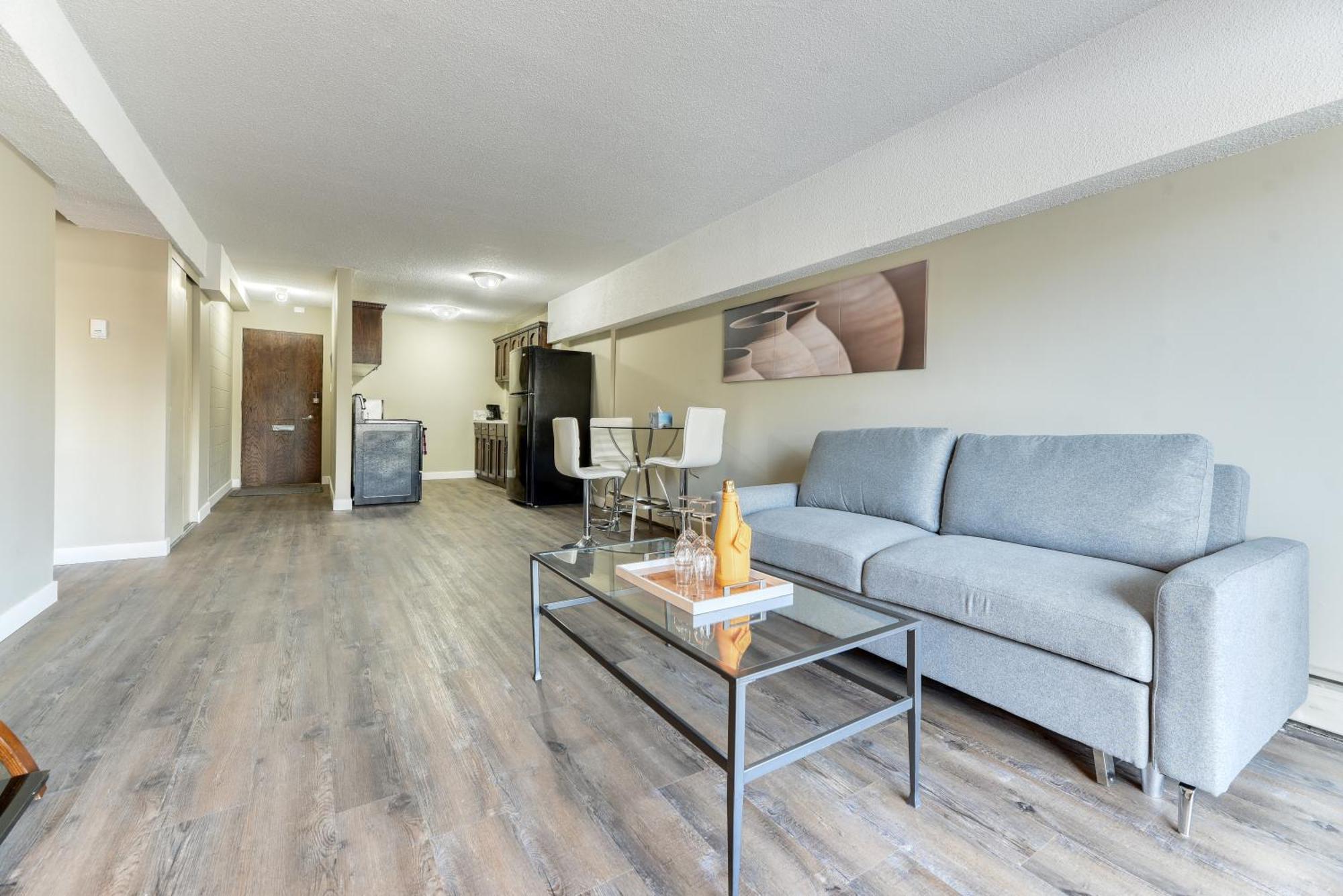 A Spacious Downtown 1-Bed Suite คาลการี ภายนอก รูปภาพ