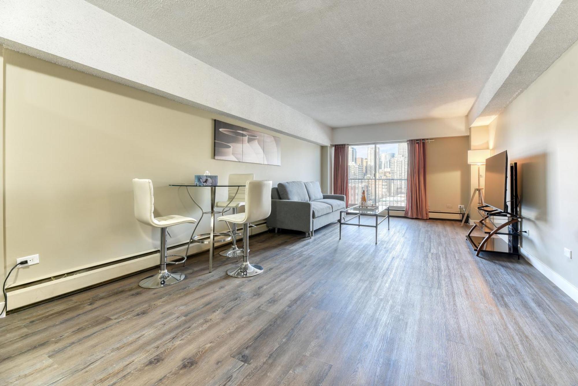 A Spacious Downtown 1-Bed Suite คาลการี ภายนอก รูปภาพ