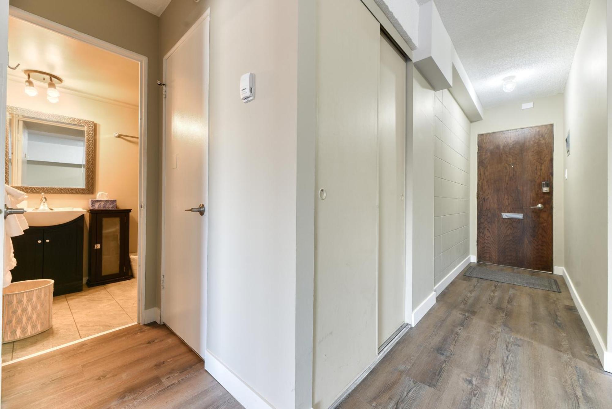 A Spacious Downtown 1-Bed Suite คาลการี ภายนอก รูปภาพ