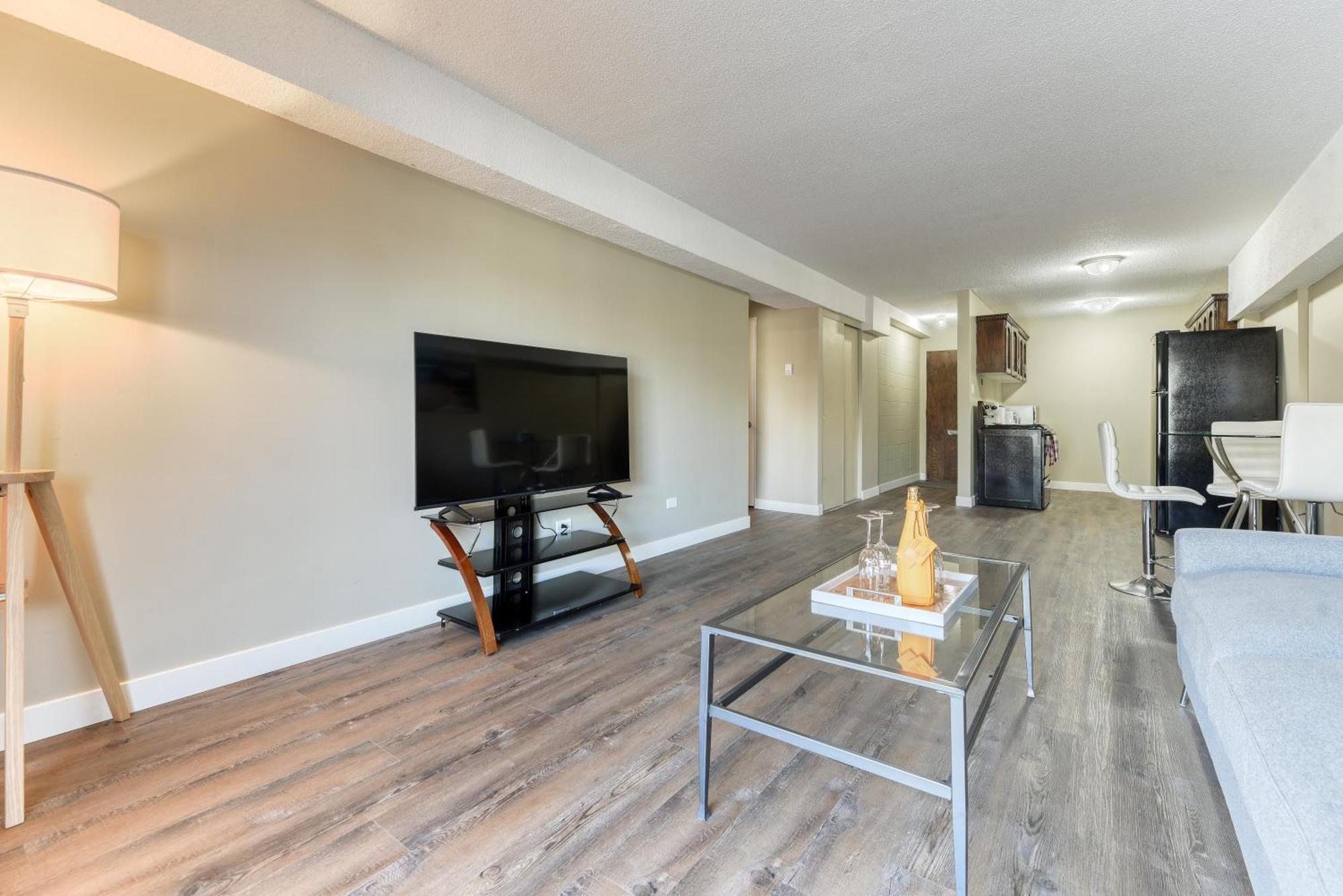 A Spacious Downtown 1-Bed Suite คาลการี ภายนอก รูปภาพ